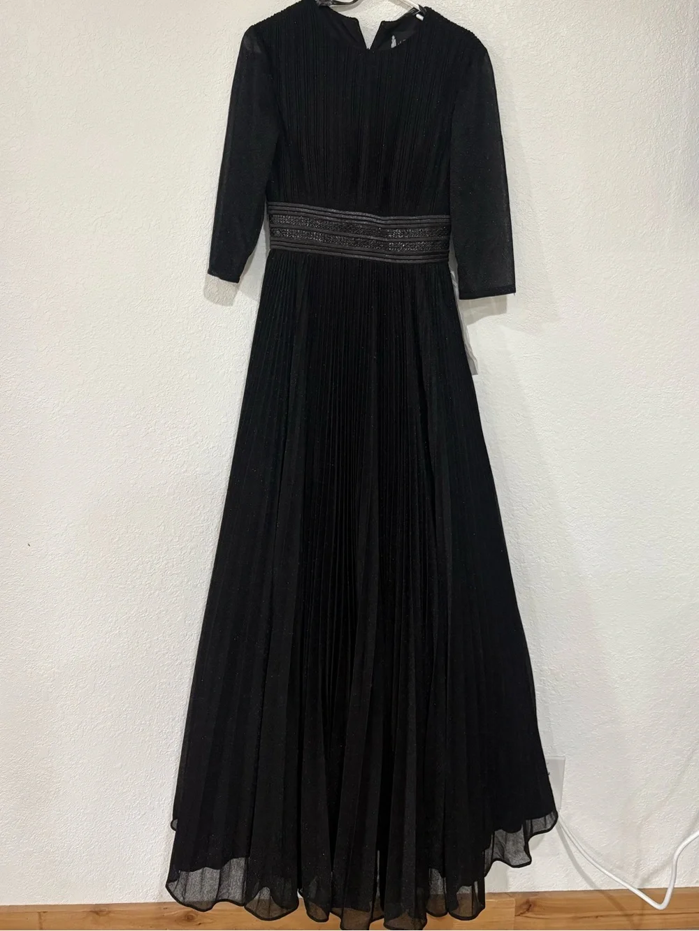 Mac Duggal Black Shimmering Pleated 3/4 Sleeve Ball Gown Size 6 and 4 - Picture 3 of 7